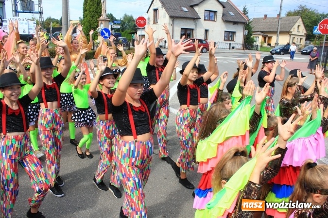 Zdjęcie w galerii na portalu naszwodzislaw.com: Szejki z Dubaju, bukowski Batman oraz Barbie i Ken, czyli pomysłowy korowód dożynkowy w Lubomi wiadomości z regionu