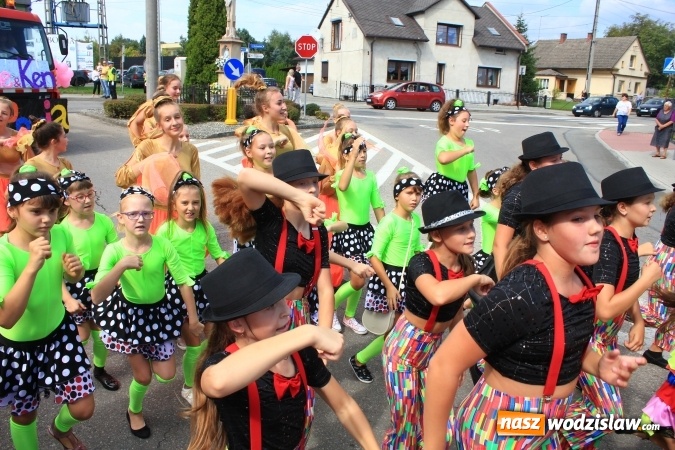 Zdjęcie w galerii na portalu naszwodzislaw.com: Szejki z Dubaju, bukowski Batman oraz Barbie i Ken, czyli pomysłowy korowód dożynkowy w Lubomi wiadomości z regionu