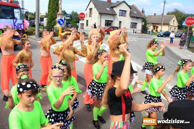 Zdjęcie w galerii na portalu naszwodzislaw.com: Szejki z Dubaju, bukowski Batman oraz Barbie i Ken, czyli pomysłowy korowód dożynkowy w Lubomi wiadomości z regionu