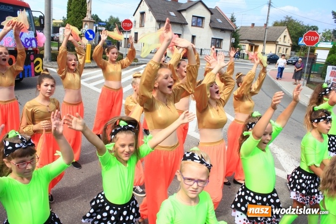 Zdjęcie w galerii na portalu naszwodzislaw.com: Szejki z Dubaju, bukowski Batman oraz Barbie i Ken, czyli pomysłowy korowód dożynkowy w Lubomi wiadomości z regionu