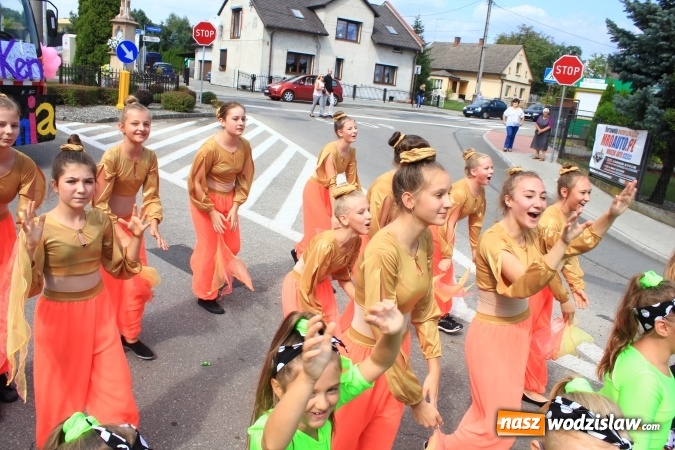 Zdjęcie w galerii na portalu naszwodzislaw.com: Szejki z Dubaju, bukowski Batman oraz Barbie i Ken, czyli pomysłowy korowód dożynkowy w Lubomi wiadomości z regionu