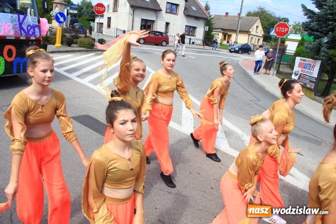 Zdjęcie w galerii na portalu naszwodzislaw.com: Szejki z Dubaju, bukowski Batman oraz Barbie i Ken, czyli pomysłowy korowód dożynkowy w Lubomi wiadomości z regionu