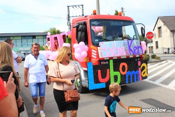 Zdjęcie w galerii na portalu naszwodzislaw.com: Szejki z Dubaju, bukowski Batman oraz Barbie i Ken, czyli pomysłowy korowód dożynkowy w Lubomi wiadomości z regionu