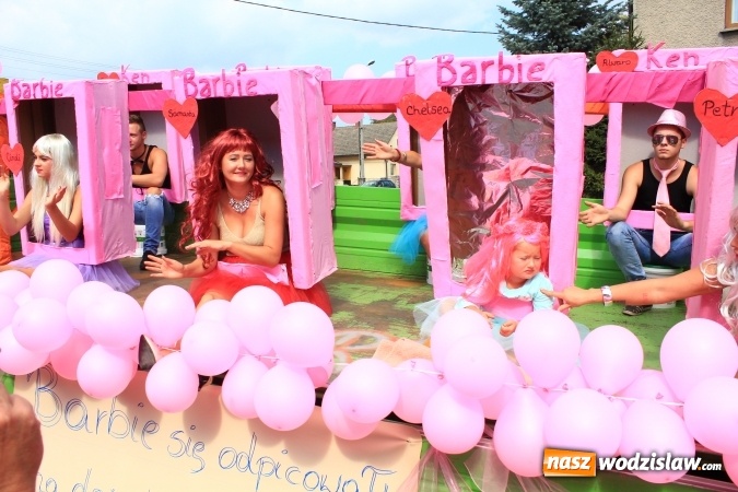 Zdjęcie w galerii na portalu naszwodzislaw.com: Szejki z Dubaju, bukowski Batman oraz Barbie i Ken, czyli pomysłowy korowód dożynkowy w Lubomi wiadomości z regionu