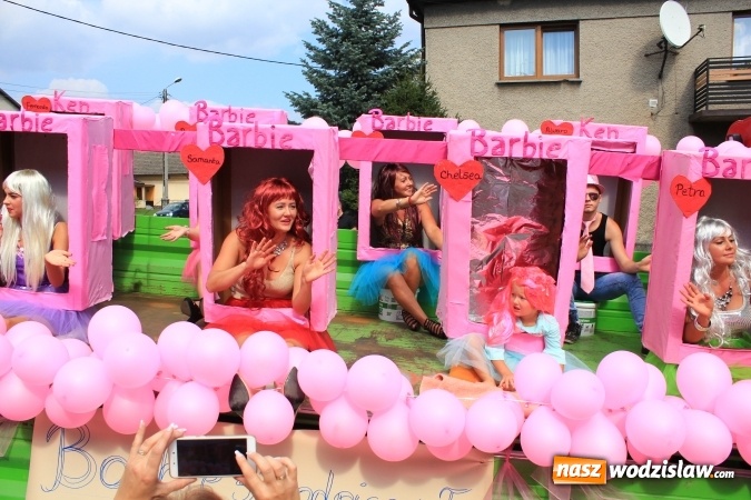 Zdjęcie w galerii na portalu naszwodzislaw.com: Szejki z Dubaju, bukowski Batman oraz Barbie i Ken, czyli pomysłowy korowód dożynkowy w Lubomi wiadomości z regionu