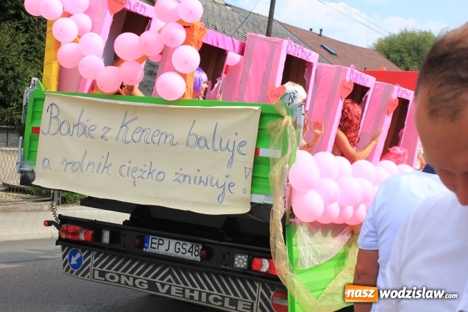 Zdjęcie w galerii na portalu naszwodzislaw.com: Szejki z Dubaju, bukowski Batman oraz Barbie i Ken, czyli pomysłowy korowód dożynkowy w Lubomi wiadomości z regionu