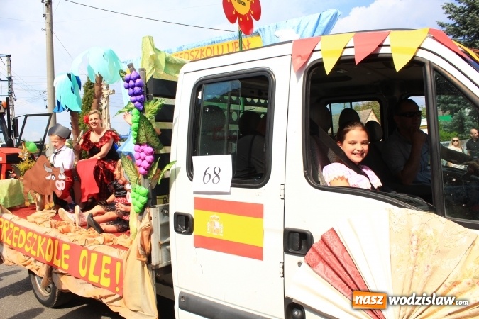 Zdjęcie w galerii na portalu naszwodzislaw.com: Szejki z Dubaju, bukowski Batman oraz Barbie i Ken, czyli pomysłowy korowód dożynkowy w Lubomi wiadomości z regionu
