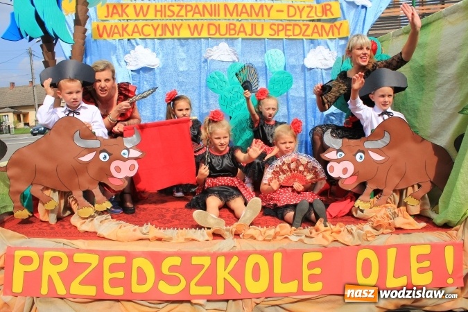 Zdjęcie w galerii na portalu naszwodzislaw.com: Szejki z Dubaju, bukowski Batman oraz Barbie i Ken, czyli pomysłowy korowód dożynkowy w Lubomi wiadomości z regionu