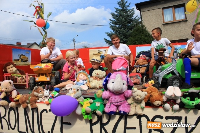 Zdjęcie w galerii na portalu naszwodzislaw.com: Szejki z Dubaju, bukowski Batman oraz Barbie i Ken, czyli pomysłowy korowód dożynkowy w Lubomi wiadomości z regionu