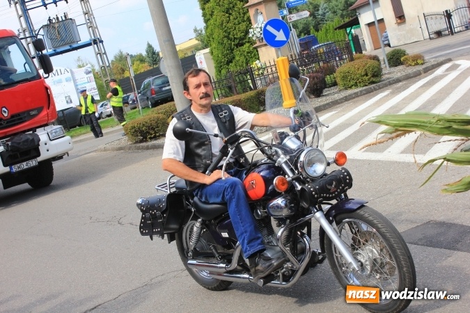 Zdjęcie w galerii na portalu naszwodzislaw.com: Szejki z Dubaju, bukowski Batman oraz Barbie i Ken, czyli pomysłowy korowód dożynkowy w Lubomi wiadomości z regionu