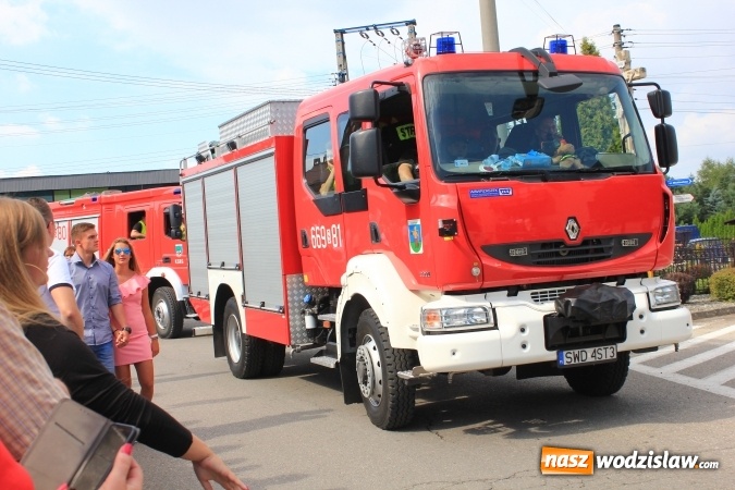 Zdjęcie w galerii na portalu naszwodzislaw.com: Szejki z Dubaju, bukowski Batman oraz Barbie i Ken, czyli pomysłowy korowód dożynkowy w Lubomi wiadomości z regionu