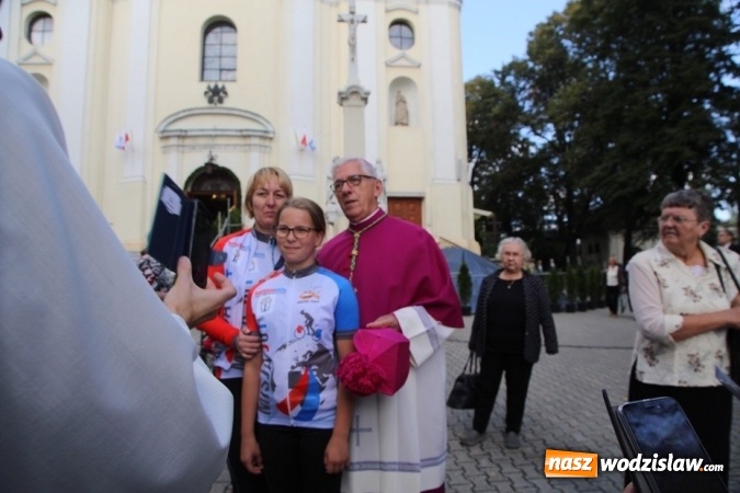 Zdjęcie w galerii na portalu naszwodzislaw.com: Arcybiskup Wiktor Skworc w Pszowie: Radość to jeden z owoców Ducha Świętego wiadomości z regionu