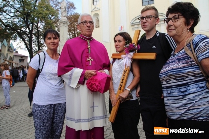 Zdjęcie w galerii na portalu naszwodzislaw.com: Arcybiskup Wiktor Skworc w Pszowie: Radość to jeden z owoców Ducha Świętego wiadomości z regionu