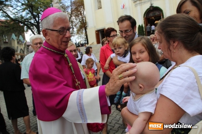 Zdjęcie w galerii na portalu naszwodzislaw.com: Arcybiskup Wiktor Skworc w Pszowie: Radość to jeden z owoców Ducha Świętego wiadomości z regionu