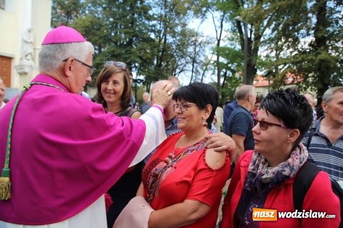 Zdjęcie w galerii na portalu naszwodzislaw.com: Arcybiskup Wiktor Skworc w Pszowie: Radość to jeden z owoców Ducha Świętego wiadomości z regionu
