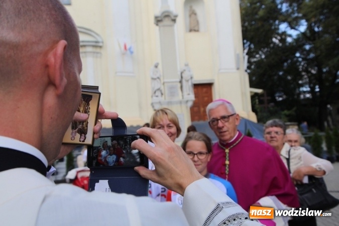 Zdjęcie w galerii na portalu naszwodzislaw.com: Arcybiskup Wiktor Skworc w Pszowie: Radość to jeden z owoców Ducha Świętego wiadomości z regionu