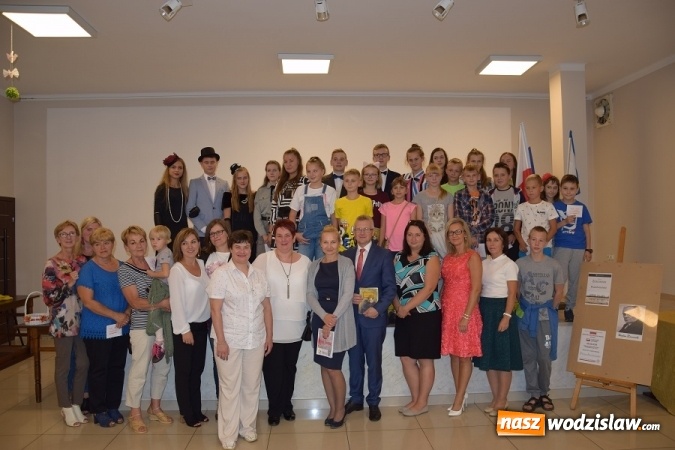 Zdjęcie w galerii na portalu naszwodzislaw.com: Narodowe Czytanie 2018: Przedwiośnie i pieśni patriotyczne wiadomości z regionu