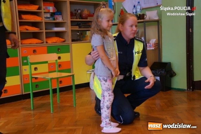 Zdjęcie w galerii na portalu naszwodzislaw.com: Policjanci o bezpieczeństwie z przedszkolakami i pierwszakami wiadomości z regionu