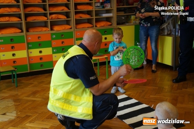 Zdjęcie w galerii na portalu naszwodzislaw.com: Policjanci o bezpieczeństwie z przedszkolakami i pierwszakami wiadomości z regionu