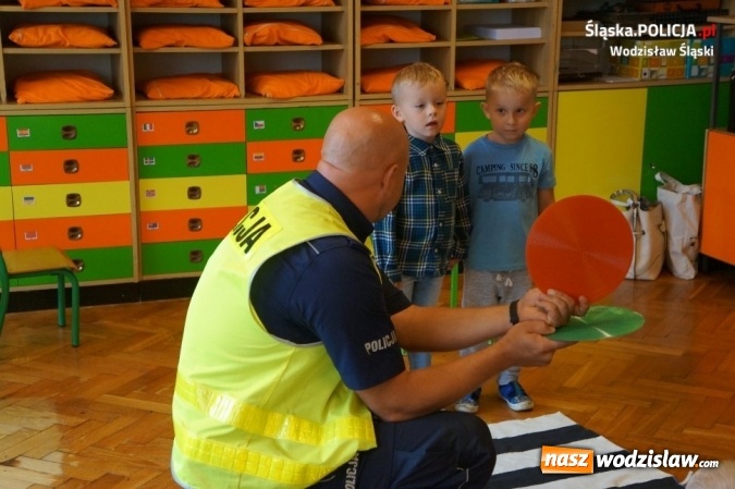 Zdjęcie w galerii na portalu naszwodzislaw.com: Policjanci o bezpieczeństwie z przedszkolakami i pierwszakami wiadomości z regionu