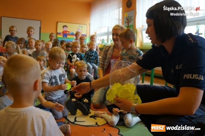 Zdjęcie w galerii na portalu naszwodzislaw.com: Policjanci o bezpieczeństwie z przedszkolakami i pierwszakami wiadomości z regionu