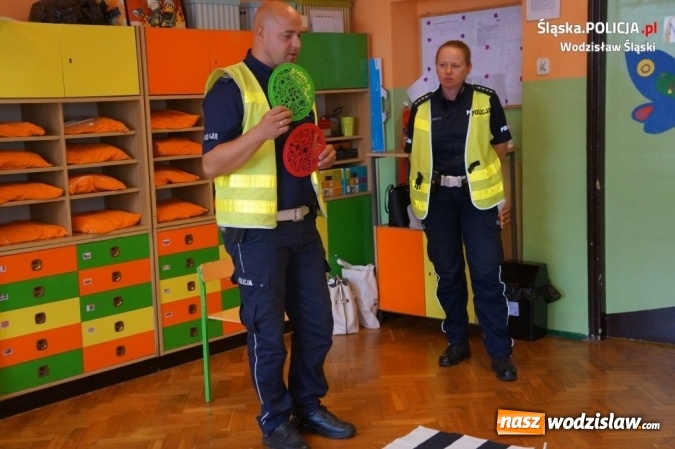 Zdjęcie w galerii na portalu naszwodzislaw.com: Policjanci o bezpieczeństwie z przedszkolakami i pierwszakami wiadomości z regionu