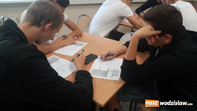 Zdjęcie w galerii na portalu naszwodzislaw.com: Ekonomik z kreatywną kropką! Dzień kropki w Zespole Szkół Ekonomicznych wiadomości z regionu