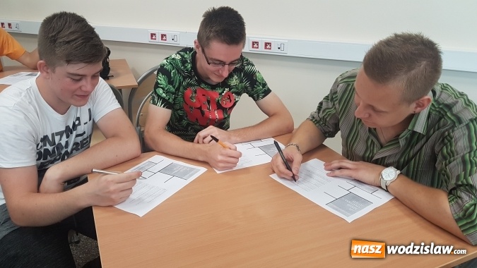 Zdjęcie w galerii na portalu naszwodzislaw.com: Ekonomik z kreatywną kropką! Dzień kropki w Zespole Szkół Ekonomicznych wiadomości z regionu