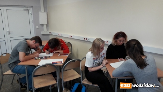 Zdjęcie w galerii na portalu naszwodzislaw.com: Ekonomik z kreatywną kropką! Dzień kropki w Zespole Szkół Ekonomicznych wiadomości z regionu