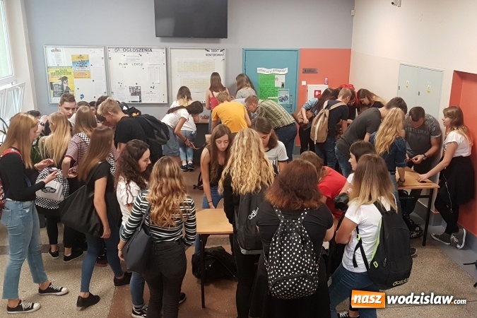 Zdjęcie w galerii na portalu naszwodzislaw.com: Ekonomik z kreatywną kropką! Dzień kropki w Zespole Szkół Ekonomicznych wiadomości z regionu