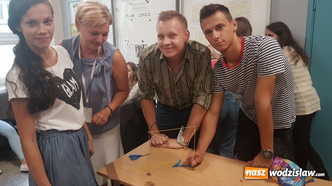 Zdjęcie w galerii na portalu naszwodzislaw.com: Ekonomik z kreatywną kropką! Dzień kropki w Zespole Szkół Ekonomicznych wiadomości z regionu