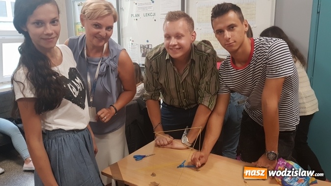 Zdjęcie w galerii na portalu naszwodzislaw.com: Ekonomik z kreatywną kropką! Dzień kropki w Zespole Szkół Ekonomicznych wiadomości z regionu