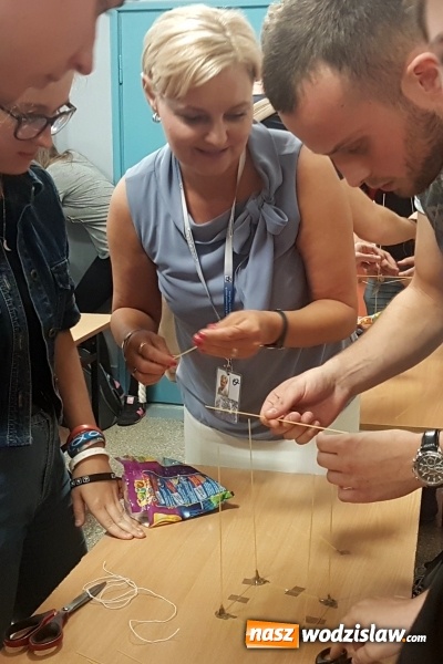 Zdjęcie w galerii na portalu naszwodzislaw.com: Ekonomik z kreatywną kropką! Dzień kropki w Zespole Szkół Ekonomicznych wiadomości z regionu