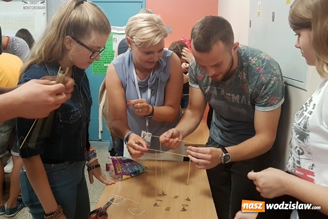 Zdjęcie w galerii na portalu naszwodzislaw.com: Ekonomik z kreatywną kropką! Dzień kropki w Zespole Szkół Ekonomicznych wiadomości z regionu