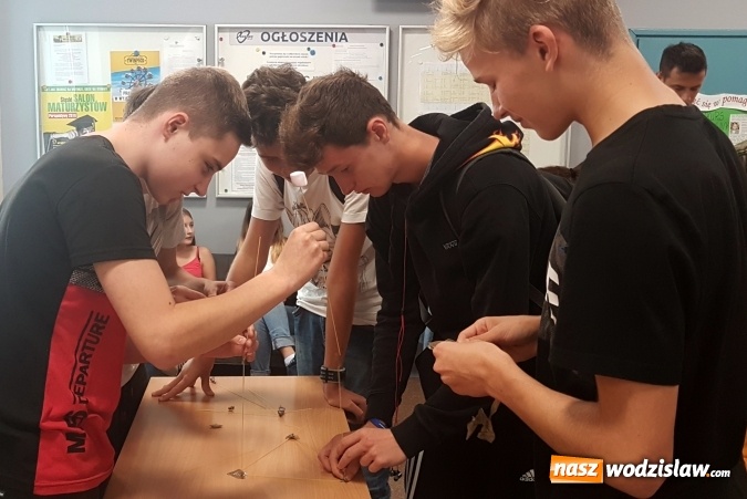 Zdjęcie w galerii na portalu naszwodzislaw.com: Ekonomik z kreatywną kropką! Dzień kropki w Zespole Szkół Ekonomicznych wiadomości z regionu