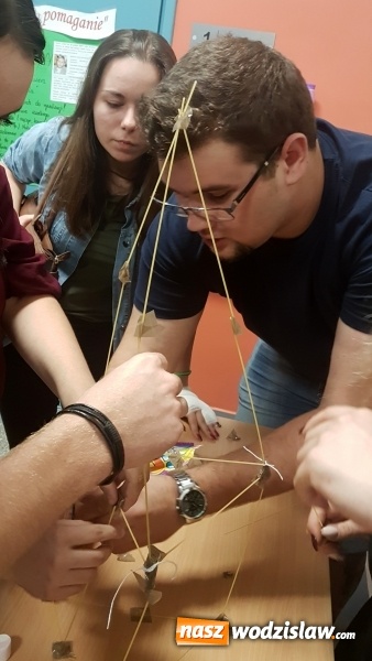 Zdjęcie w galerii na portalu naszwodzislaw.com: Ekonomik z kreatywną kropką! Dzień kropki w Zespole Szkół Ekonomicznych wiadomości z regionu