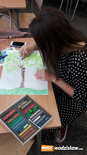 Zdjęcie w galerii na portalu naszwodzislaw.com: Ekonomik z kreatywną kropką! Dzień kropki w Zespole Szkół Ekonomicznych wiadomości z regionu