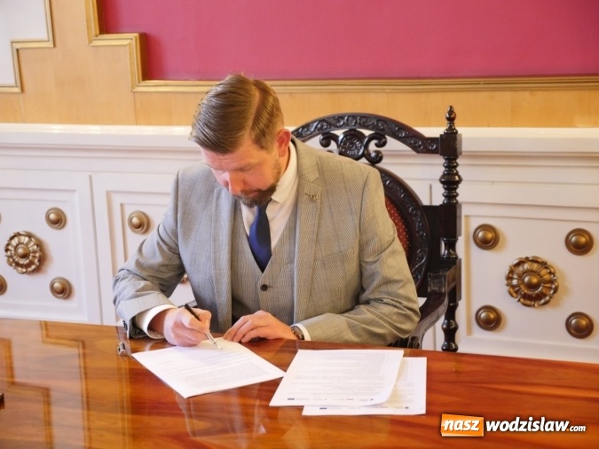 Zdjęcie w galerii na portalu naszwodzislaw.com: Umowa na remont Pałacu Dietrichsteinów podpisana wiadomości z regionu