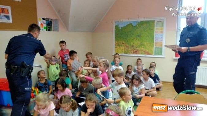 Zdjęcie w galerii na portalu naszwodzislaw.com: Dzielnicowi z planami lekcji odwiedzają szkoły wiadomości z regionu