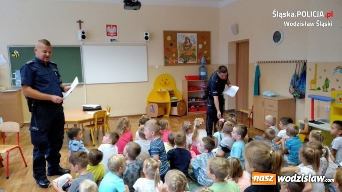 Zdjęcie w galerii na portalu naszwodzislaw.com: Dzielnicowi z planami lekcji odwiedzają szkoły wiadomości z regionu