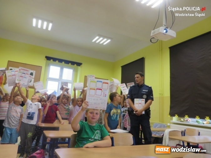 Zdjęcie w galerii na portalu naszwodzislaw.com: Dzielnicowi z planami lekcji odwiedzają szkoły wiadomości z regionu