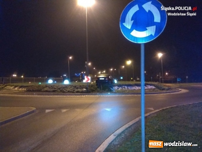 Zdjęcie w galerii na portalu naszwodzislaw.com: 21-latek na podwójnym gazie zapomniał jak jeździć po rondzie wiadomości z regionu