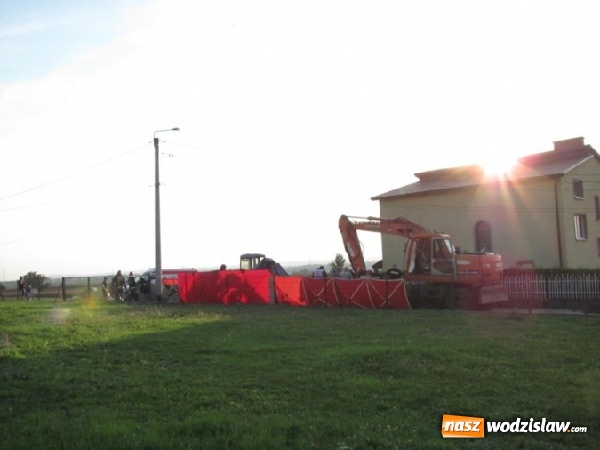 Zdjęcie w galerii na portalu naszwodzislaw.com: Tragedia podczas prac kanalizacyjnych w Gorzycach wiadomości z regionu