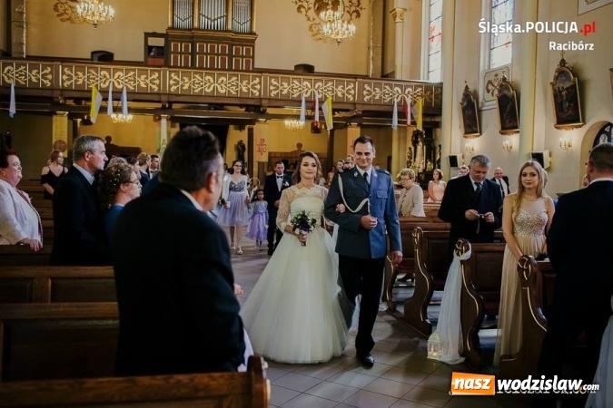 Zdjęcie w galerii na portalu naszwodzislaw.com: Policyjny ślub w Lubomi z kompanią honorową wiadomości z regionu