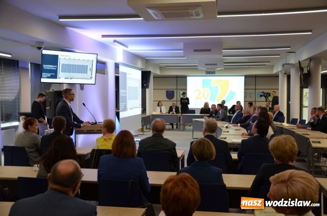 Zdjęcie w galerii na portalu naszwodzislaw.com: XXI wiek wkroczył do Powiatowego Centrum Konferencyjnego wiadomości z regionu