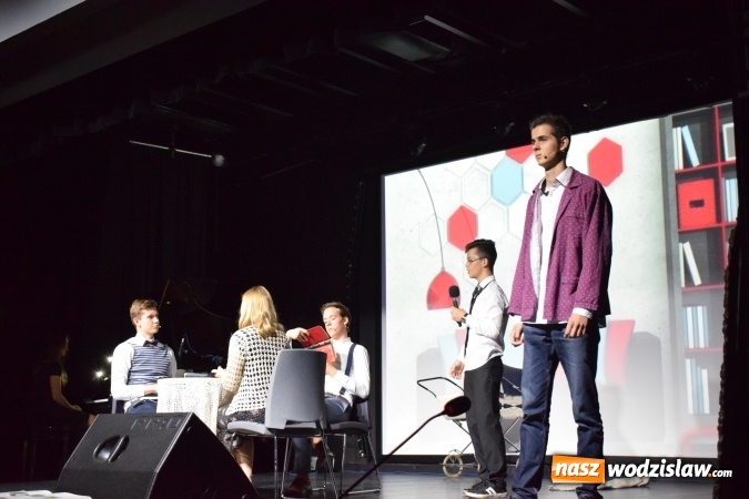 Zdjęcie w galerii na portalu naszwodzislaw.com: Niech grają na bis, chociaż żal. Okolicznościowy spektakl na 70-lecie I LO wiadomości z regionu