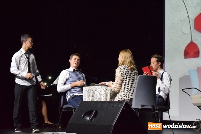 Zdjęcie w galerii na portalu naszwodzislaw.com: Niech grają na bis, chociaż żal. Okolicznościowy spektakl na 70-lecie I LO wiadomości z regionu