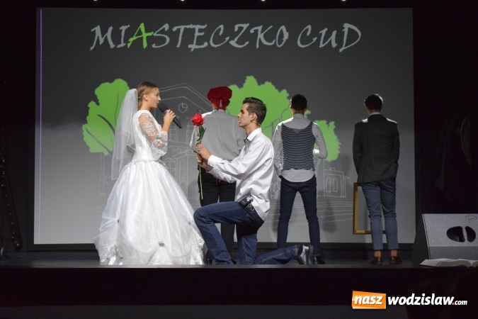 Zdjęcie w galerii na portalu naszwodzislaw.com: Niech grają na bis, chociaż żal. Okolicznościowy spektakl na 70-lecie I LO wiadomości z regionu