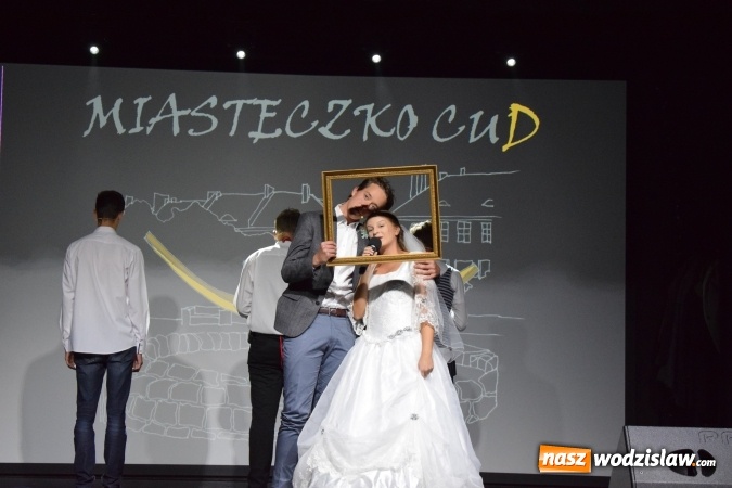 Zdjęcie w galerii na portalu naszwodzislaw.com: Niech grają na bis, chociaż żal. Okolicznościowy spektakl na 70-lecie I LO wiadomości z regionu