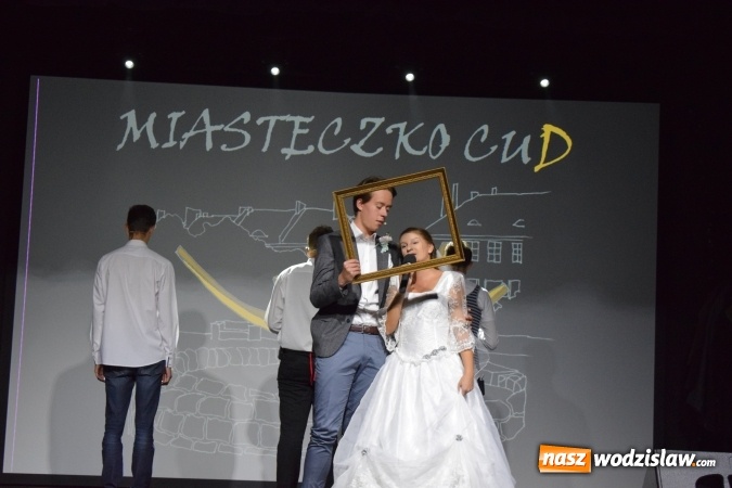 Zdjęcie w galerii na portalu naszwodzislaw.com: Niech grają na bis, chociaż żal. Okolicznościowy spektakl na 70-lecie I LO wiadomości z regionu